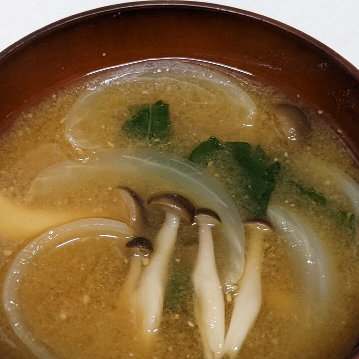 小松菜❀たまねぎ❀しめじのお味噌汁